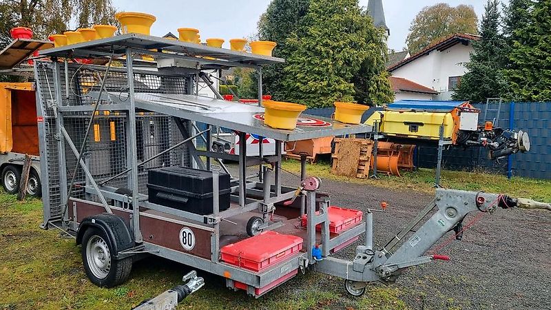 Nissen VZ616 FAT Absperrtafel Absperrwand Verkehrsleittafel Verkehrsleitanhänger Verkehrssicherungsanhänger Leitanhänger