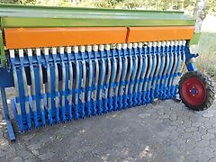 Köckerling Vredo Köckerling Herbamat 250 Grünlandschlitzdrille 2,5 m Arbeitsbreite Nachsaatgerät mit 30 Reihen nur 83 mm Reihenabstand ideal für Regeneration von Sportplätzen Deichansaat Grünlandnachsaat Pferdeweiden und alle anderen Sondernutzungsrichtungen