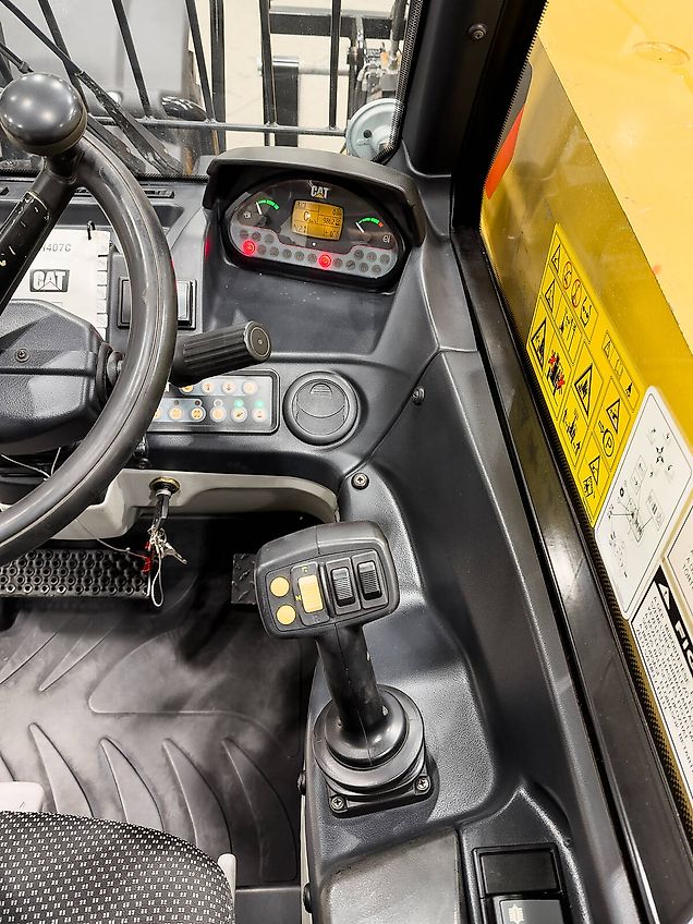 Caterpillar TH407C Agri 7,3 m, 3700 kg, air con, 150 liter pump, 126 hp CAT engine