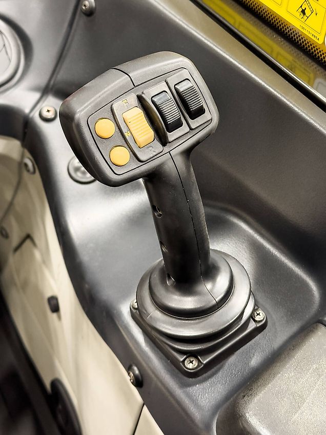 Caterpillar TH407C Agri 7,3 m, 3700 kg, air con, 150 liter pump, 126 hp CAT engine