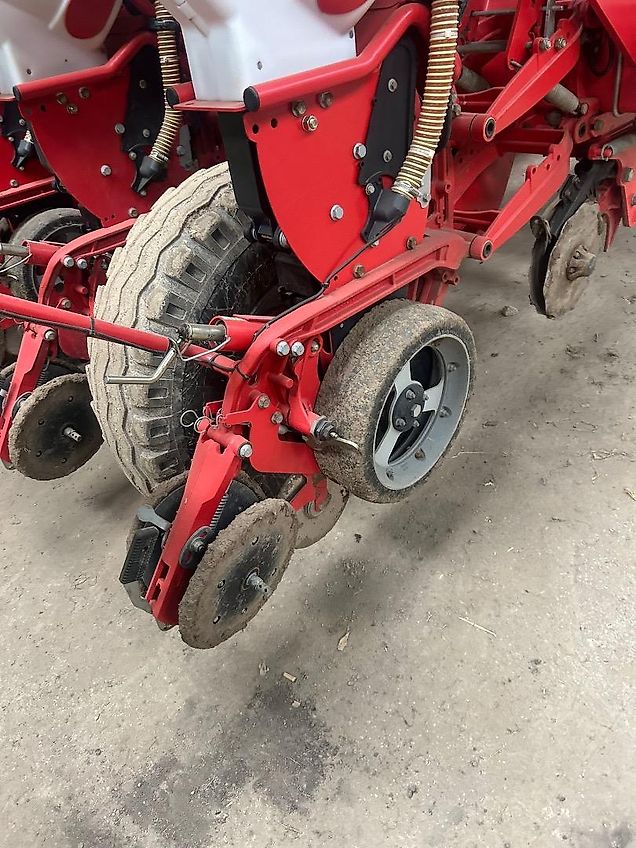 Kverneland Optima TF Profi Trailed 8 Row Maize Drill