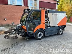 Redskapsbärare Hako Citymaster 2200 med många redskap