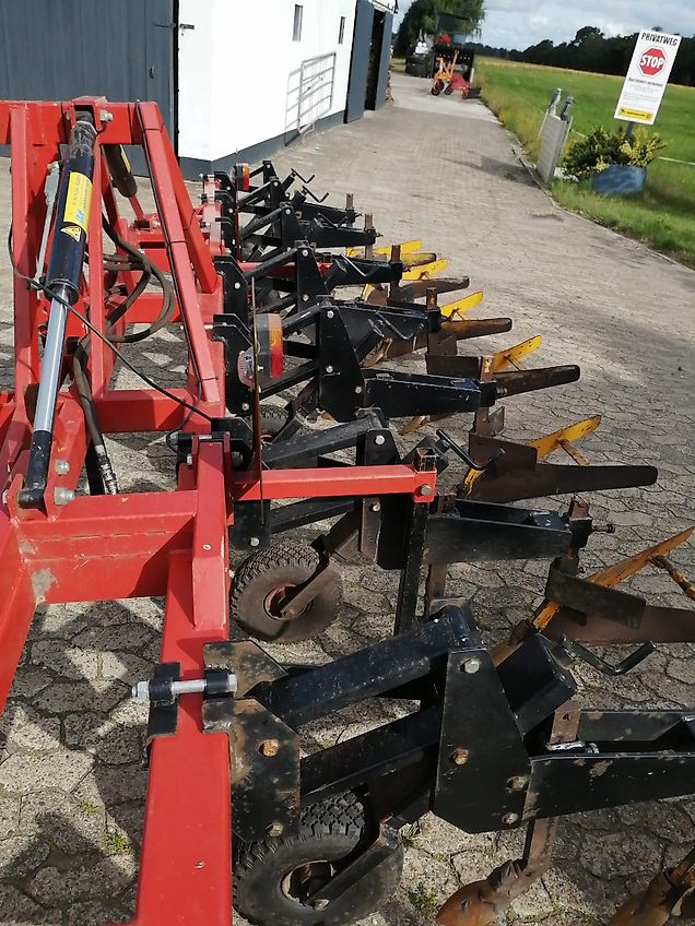 Grimme Zibo Dammformer Kartoffelhäufelgerät Kartoffelhäufler Kein 8 reihiger Grimme Dammformer mit 620 cm Rahmenbreite Reihenabstand bis 75 cm ideal zur Pflege mit den Häufelkörper zur Beikrautbehandlung hydr. Klappung 2 fach 4 reihig 6 reihig 8 reihig mit verst