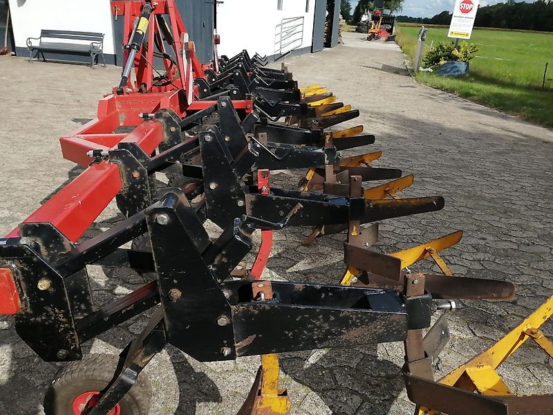Grimme Zibo Dammformer Kartoffelhäufelgerät Kartoffelhäufler Kein 8 reihiger Grimme Dammformer mit 620 cm Rahmenbreite Reihenabstand bis 75 cm ideal zur Pflege mit den Häufelkörper zur Beikrautbehandlung hydr. Klappung 2 fach 4 reihig 6 reihig 8 reihig mit verst