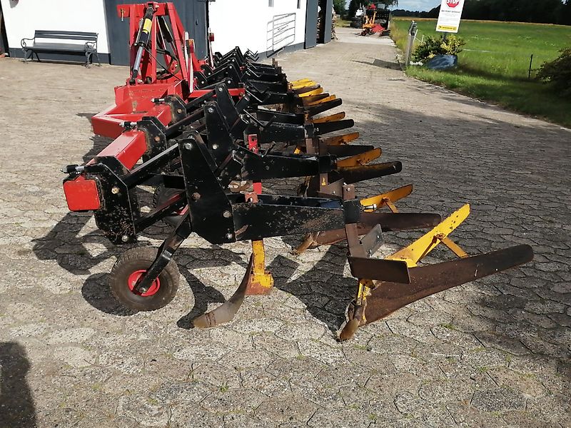 Grimme Zibo Dammformer Kartoffelhäufelgerät Kartoffelhäufler Kein 8 reihiger Grimme Dammformer mit 620 cm Rahmenbreite Reihenabstand bis 75 cm ideal zur Pflege mit den Häufelkörper zur Beikrautbehandlung hydr. Klappung 2 fach 4 reihig 6 reihig 8 reihig mit verst