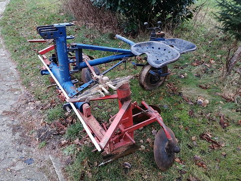 Grimme Rau Legeggerät 2 Reihig 160cm Rahmenbreite mit 2 Bestückersitzen sowie Hecksteuerung als Hackgerät Ideal zum Knollenlegen mit Dammformer oder alles was in die Erde abgelegt werden mußKein Grimme Kartoffellegegegerät