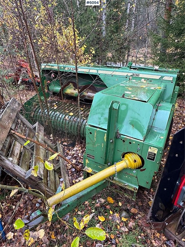 John Deere 332