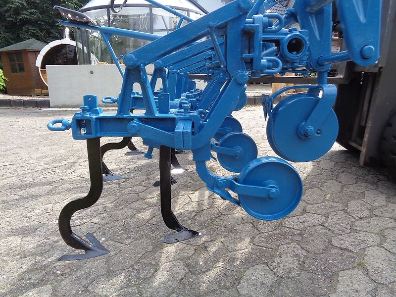 Carre 4 Reihige Hacke mit Exaktsteuerung von Hand im Heck