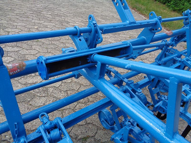 Carre 4 Reihige Hacke mit Exaktsteuerung von Hand im Heck