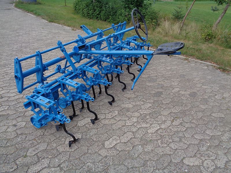 Carre 4 Reihige Hacke mit Exaktsteuerung von Hand im Heck