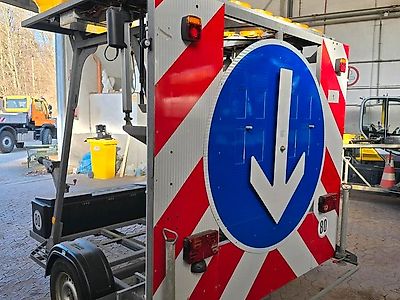 Nissen FAT LED Absperrtafel VZ616 Verkehrssicherungsanhänger Arbis Verkehrsleittafel Verkehrsleitanhänger Horizont GPS Nissen FAT LED Absperrtafel VZ616 Verkehrssicherungsanhänger Arbis Verkehrsleittafel Verkehrsleitanhänger Horizont GPS