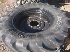 Michelin 650/65R42 und Trelleborg 540/65R30