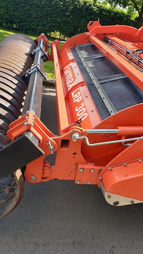 FarmaX Farmax LRP Profi 300 300cm Arbeitsbreite 55cm Arbeitstiefe Mit Hydraulischer Arbeitstifeneinstellung 5Grubberstile 100% Pakerwalze 80cm Durchmesseer Kampfgewicht 1700kg Fremdörpersicherun über Nockenschaltkupplung Nockenringwalze 80cm