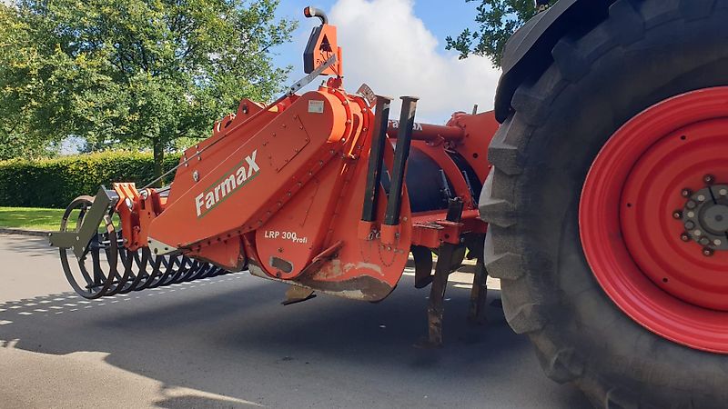 FarmaX Farmax LRP Profi 300 300cm Arbeitsbreite 55cm Arbeitstiefe Mit Hydraulischer Arbeitstifeneinstellung 5Grubberstile 100% Pakerwalze 80cm Durchmesseer Kampfgewicht 1700kg Fremdörpersicherun über Nockenschaltkupplung Nockenringwalze 80cm