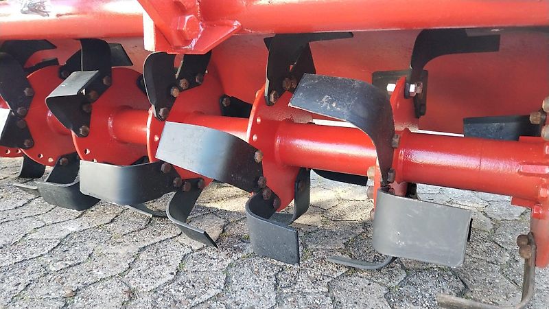 Krone Bodenfräse 205 cm Arbeitsbreite Modell RE 205 eisenbereiften Stützräder zur exakten Frästiefeneinstellung 48 Winkelmesser 100 % verstellbare Heckklappe Gelenkwelle